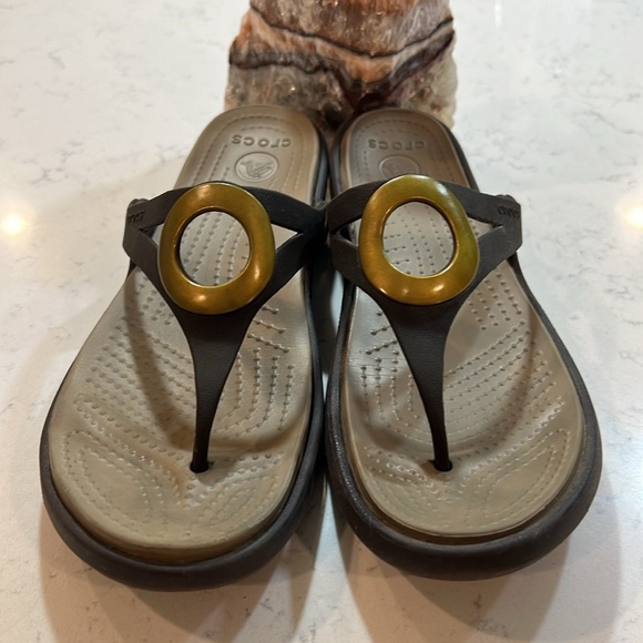 Crocs Sandals Women's Sanrah Gold Beveled Circle Casual Flip Flops Size 9 - Picture 4 of 13